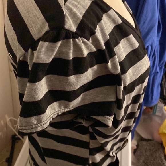 MYTH top look’s like 2 but 1 with attached belt size 1X black and gray in color. - Picture 4 of 10